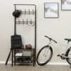 Svart metall hallmöbel med hatthängare och cykel i hallen.