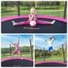 Barn som leker på ett runt trampolin med säkerhetsnät utomhus.