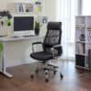 Ergonomisk svart kontorsstol med mesh rygg för hemmakontoret.