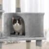 Ljusgrå kattträd med lekstorn och klätterstolpar för katter.
