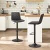 Två svarta höjdjusterbara kökspallar i modern design.