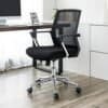 Ergonomisk kontorsstol med nätrygg och hjul för kontorsarbete.