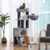 Kattträd med flera nivåer och kattlägenheter i ljusgrått.