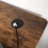 Skrivbord med kabelhål och släta kanter i vintage brown.
