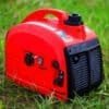 Red bensingenerator för camping och utomhusbruk.