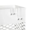 Vit metallparaplyställ med vattenbricka och öppen design.