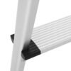 Lättviktsfällbar stege med aluminiumram och halkfri plattform.