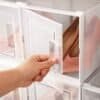 Transparent plastskokartong för förvaring av högklackade ankelstövlar.