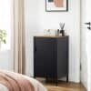 Svart förvaringsskåp med justerbar hylla och trälock i rustik design.