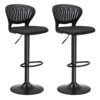 Två svarta höjdjusterbara köksstolar med roterbar ryggstöd.