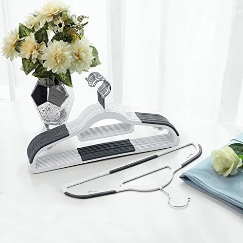 Songmics set med 30 klädhängare, halkfria plastgalgar, utrymmesbesparande klädhängare, 0,5 cm tjocka, 42 cm långa, silver 360° vridbar krok, vit och mörkgrå CRP20WG30 2 Songmics set med 30 klädhängare, halkfria plastgalgar, utrymmesbesparande klädhängare, 0,5 cm tjocka, 42 cm långa, silver 360° vridbar krok, vit och mörkgrå CRP20WG30 - Bild 2