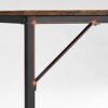 Stabilt skrivbord med metallstöd för extra hållbarhet.