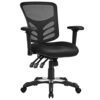 Ergonomisk kontorsstol med mesh ryggstöd och justerbara armstöd.