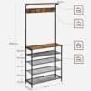 Industriell klädhängare i trä och metall för hallen.