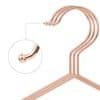 Barnklädhängare i rose gold med skårad kant för barnrum.