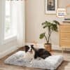 Mjuk hundsäng i ljusgrå fleece med Border Collie hund.