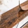 Detalj av träbord med rustik finish i industristil.