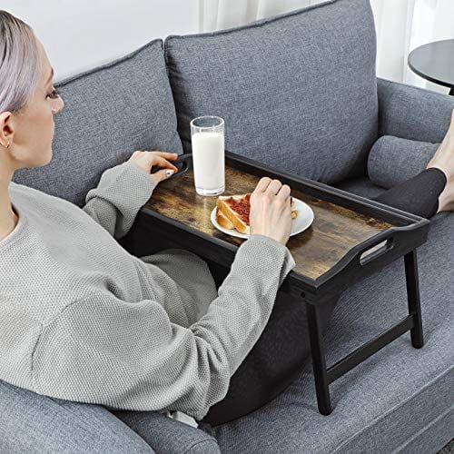 Songmics Bäddsbricka med fällbara ben av bambu, frukostbricka för soffa, säng, serveringsbricka med spår för telefonplatta, bärbart skrivbord, rustikt brunt LLD106B01 3 Songmics Bäddsbricka med fällbara ben av bambu, frukostbricka för soffa, säng, serveringsbricka med spår för telefonplatta, bärbart skrivbord, rustikt brunt LLD106B01 - Bild 3