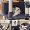 Kattträd med skrapstolpar och viloplats för katter.