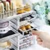 Transparent makeup organizer med lådor för kosmetika och smycken.