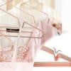 Elegant roségulds klädhängare för utrymmesbesparing och rostbeständighet.