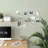 Vit metallnätväggdekor med foton och kort, DIY konstdisplay.