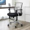 Kontorsstol med justerbar höjd och mesh rygg för ergonomi.