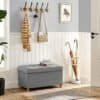 Hall med hatthängare, sittbänk och paraplyställ i modern stil.