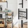 Kökshylla med metallkorg, S-krokar och hyllor i industriell design.