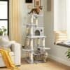 Kattträd i ljusgrått med tre katter som leker och vilar.