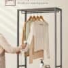 Praktisk klädstång för enkel organisering av kläder.