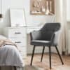 Mörkgrå loungestol med armstöd i modern inredning.