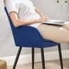Bekväm blå matstol med armstöd och sittbredd 49 cm för matsal eller kontor.