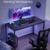 Gaming- och arbetsrum med Vasagle skrivbord och gamingutrustning.