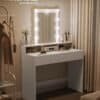 Vasagle sminkbord med justerbar LED-belysning och spegel.
