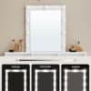 Sminkbord med justerbar LED-belysning och spegel.