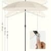 Vitt parasol med tiltfunktion och bärväska för utomhusbruk.
