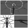 Parasol med fiberglasribbar och tiltmekanism för utomhusbruk.