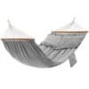 Bekväm hammock i grått tyg med trästänger och stödjande rep.
