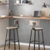 Köksstolar med metallstomme och träsits i modern köksmiljö.