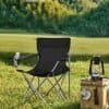 Hopfällbar campingstol i naturen för utomhusaktiviteter.
