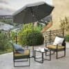 Stor svart parasol för utomhusbruk på balkong eller trädgård.