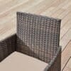 Balkongstol i PE polyrattan med beige sittdyna på trädäck.