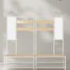 Klädhängare med spegel och skohylla i hallen, ekfärg och vit.