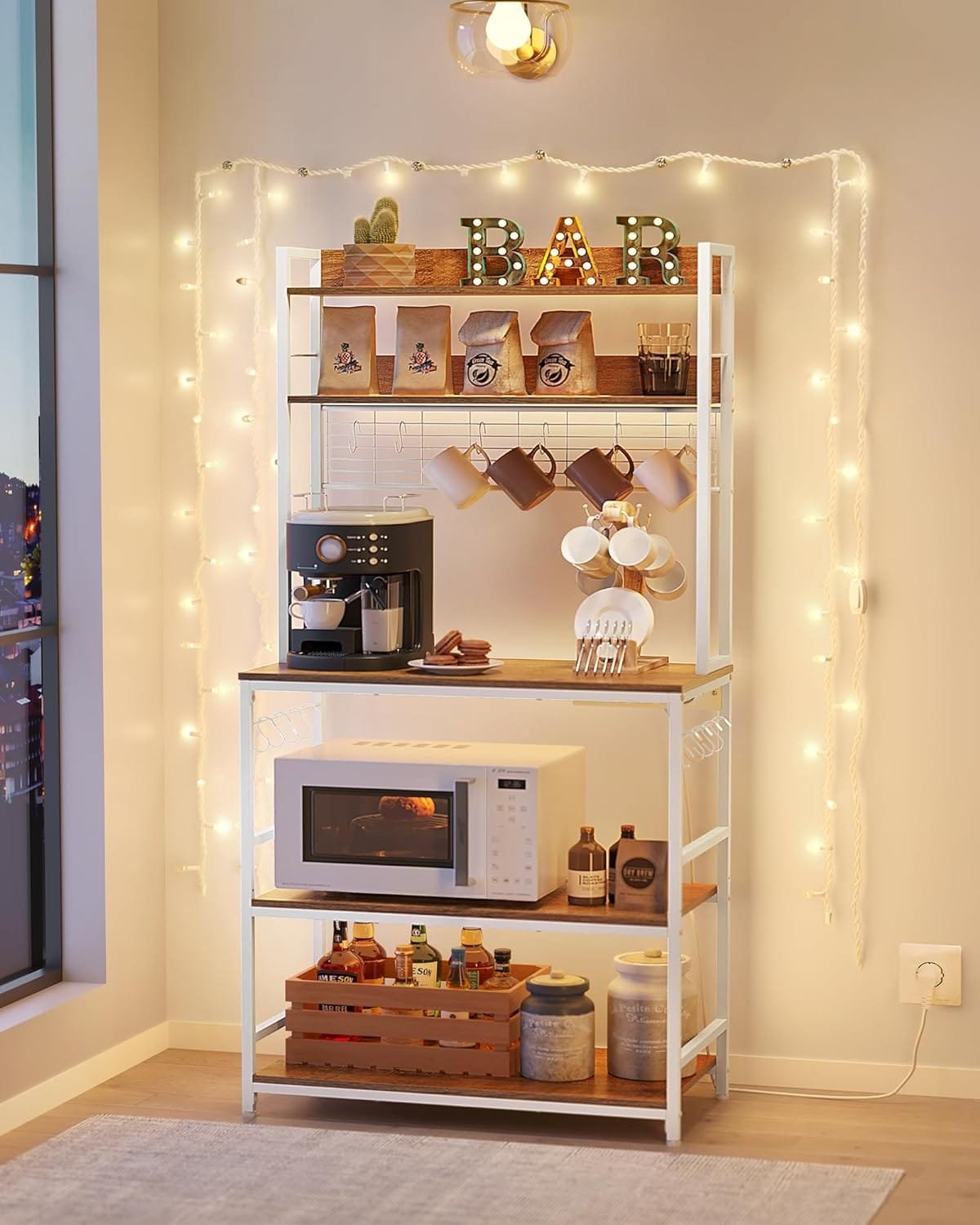 VASAGLE kökshylla med uttag, mikrovågshylla, 14 krokar, vintage brun/vit 4 VASAGLE kökshylla med uttag, mikrovågshylla, 14 krokar, vintage brun/vit - Bild 4