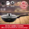 Wok med marmorbeläggning och glaslock för jämn värmefördelning.