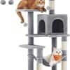 Kattträd i ljusgrått med två katter, en orange och en vit.