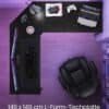 Gaming- och arbetsbord i L-form med tillbehör och ergonomisk stol.