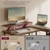 Ergonomiskt monitorstativ för bättre kroppshållning och ögonhöjd.