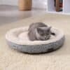 Rund katt- och hundsäng i grått med mjukt inre material.